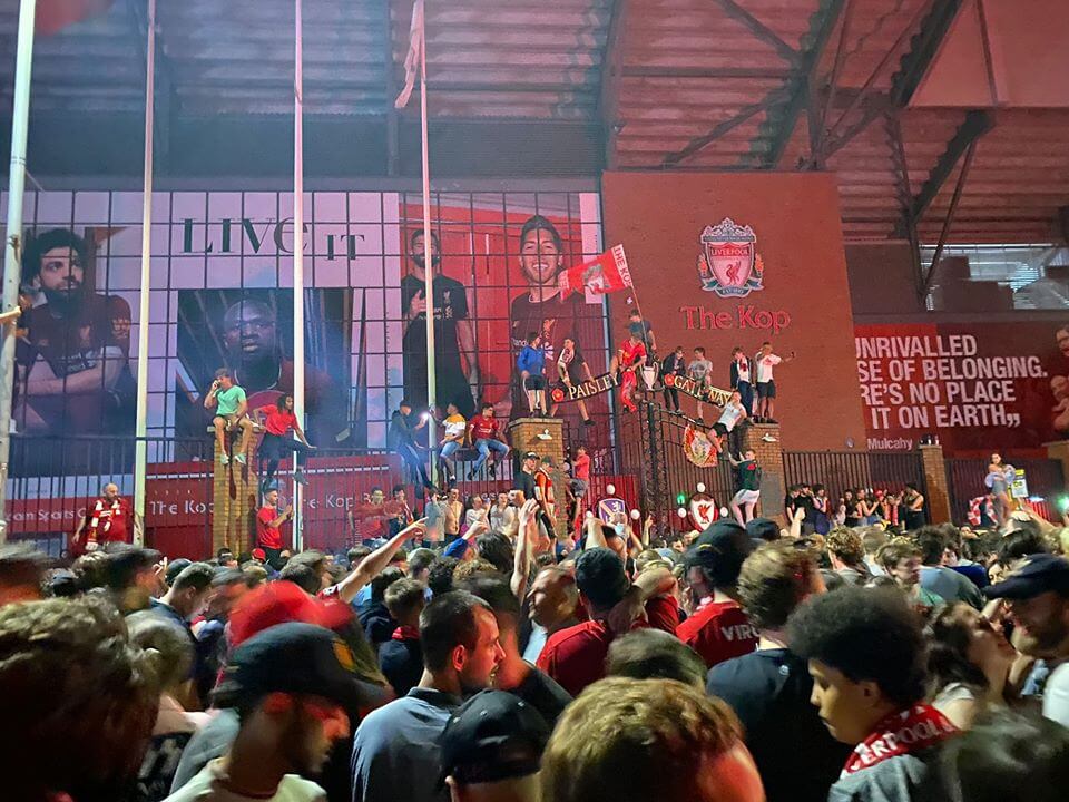 Các fan Liverpool, như dự đoán đã bỏ ngoài tai lệnh dãn cách xã hội để tập trung hò hét bên ngoài sân Anfield. Pháo hoa, pháo sáng đã được đốt để ăn mừng chức vô địch.
